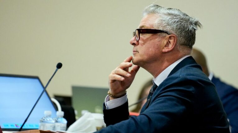 Actor Alec Baldwin, durante juicio por homicidio involuntario durante el rodaje de la película 'Rust'.