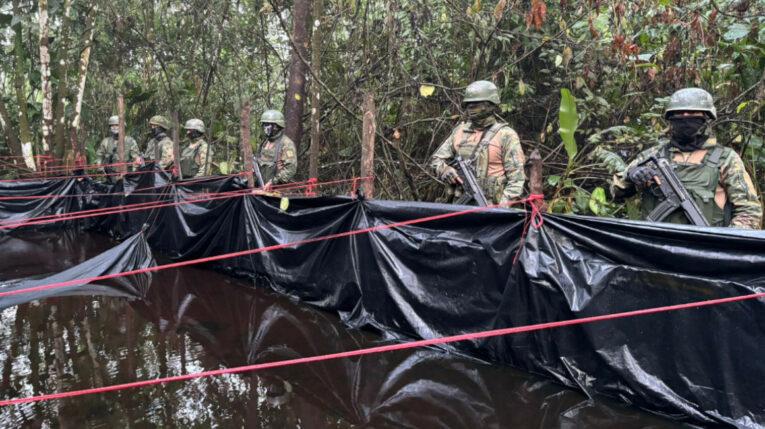 Ejército descubre una piscina con 1.000 galones de combustible de contrabando en la Amazonía