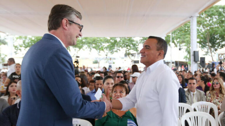 Ministro de Finanzas, Juan Carlos Vega, junto al alcalde de Portoviejo, Javier Pincay, en el acto de entrega de la garantía soberana, el 10 de julio de 2024.