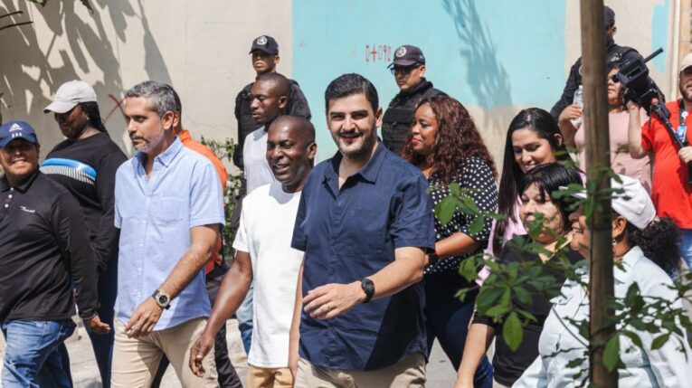 Aquiles Alvarez, alcalde de Guayaquil, en un recorrido de inauguración de obra de pavimentación, este viernes 12 de julio de 2024.