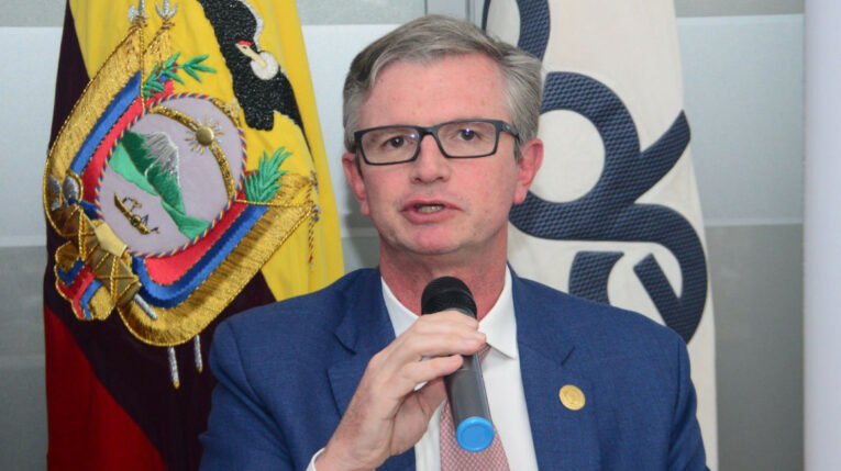 Ministro de Economía y Finanzas, Juan Carlos Vega, en la firma de un contrato de financiamiento entre el BID y el Banco de Desarrollo del Ecuador, el 1 de julio de 2024.