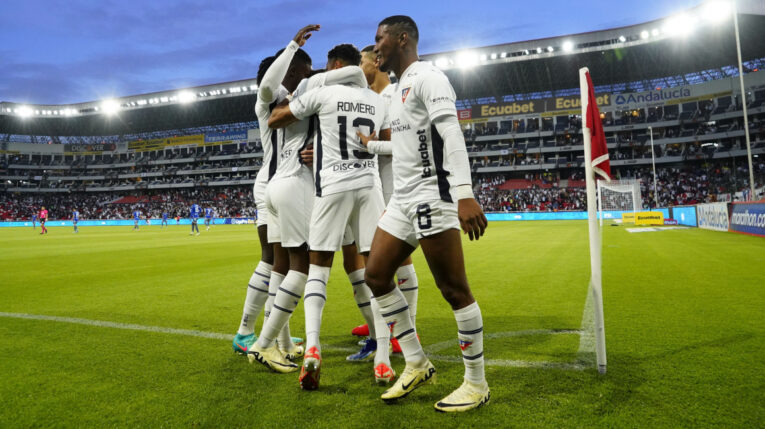 Jugadores de Liga de Quito, durante un partido, el 11 de mayo de 2024.
