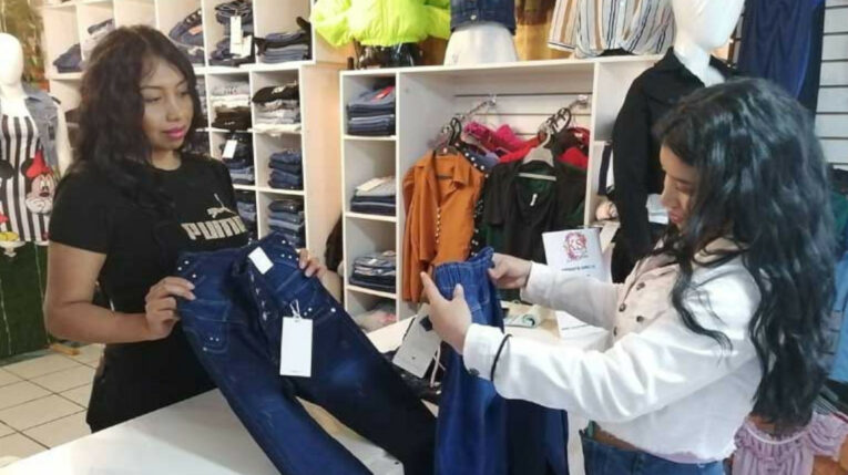 En Pelileo buscan revitalizar la industria del jean en el mercado internacional.