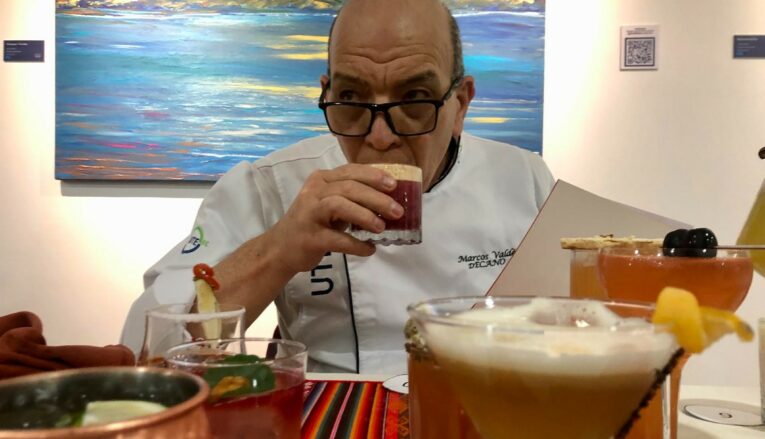 Marcos Valdés participa como jurado del primer concurso de cócteles en Quito, el 12 de julio de 2024.