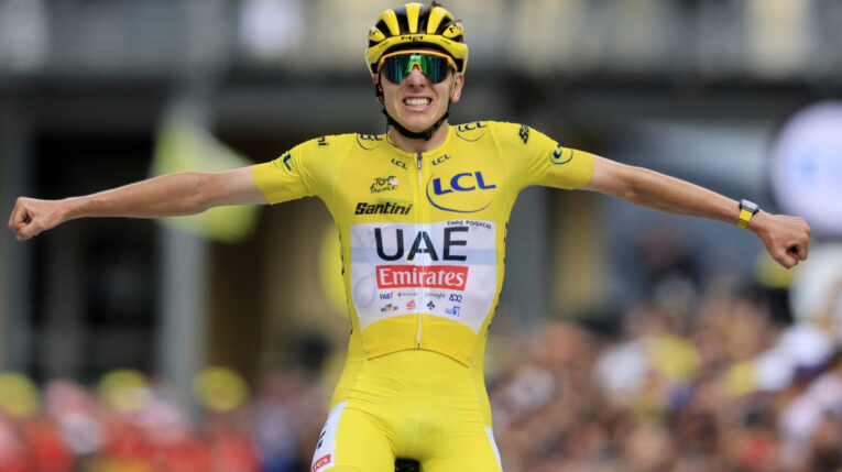 Tadej Pogacar festeja su victoria en la Etapa 14 del Tour de Francia, el 13 de julio de 2024.