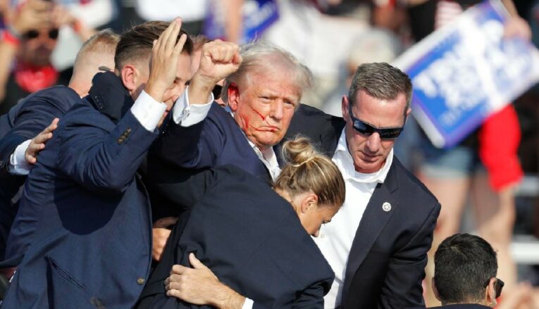 Donald Trump sale herido del mitin del 13 de julio de 2024.