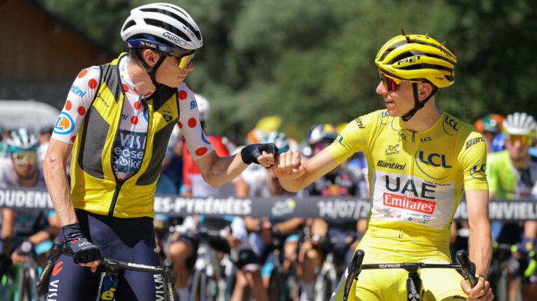 Tadej Pogacar, vistiendo el maillot amarillo de líder general y Vingegaard vistiendo el maillot de lunares del escalador, 14 de julio de 2024.