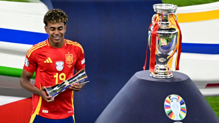 Lamine Yamal con el trofeo de mejor jugador de la Eurocopa, 14 de julio de 2024.