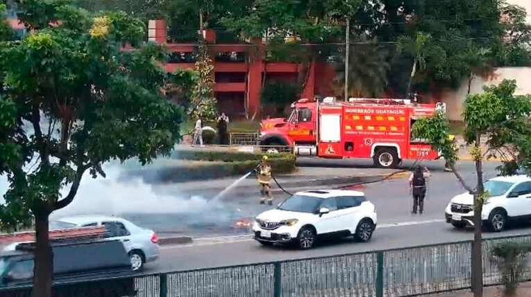 En Guayaquil hubo protestas y quema de llantas por alza de combustibles