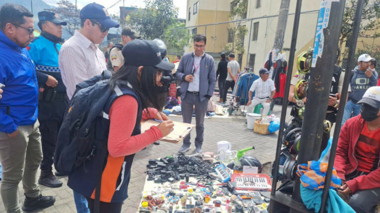 Funcionarios de la Agencia Metropolitana de Control realizan un operativo de control a vendedores informales, en el sur de Quito, 12 de junio de 2024. Imagen referencial.