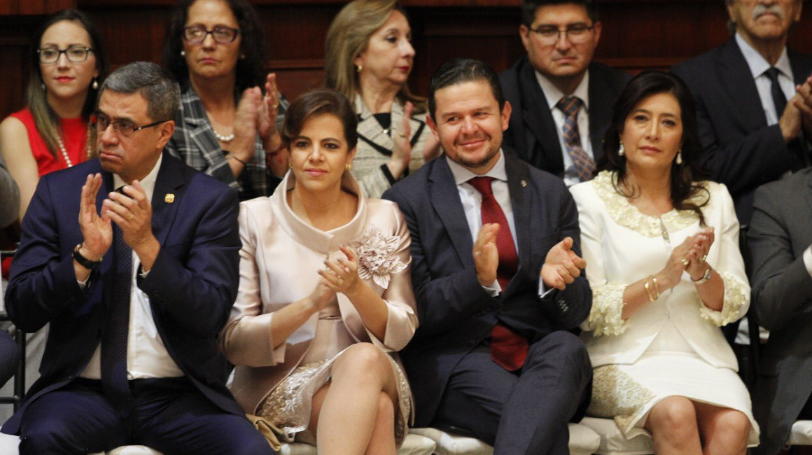 María Paula Romo y juan Sebastián Roldán (centro), durante el Informe a la Nación del presidente Moreno, el 24 de mayo del 2019.