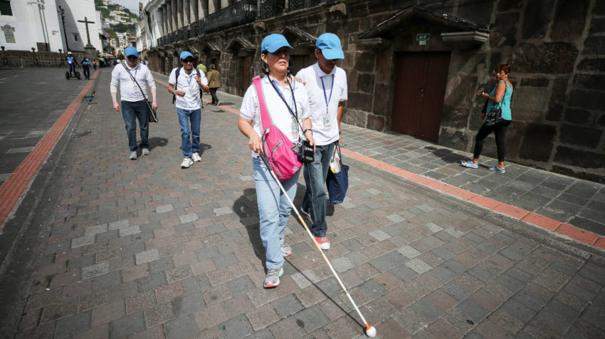 Germán Fonseca y María Fernanda San Andrés  camina por una de las calles del Centro Histórico de Quito.