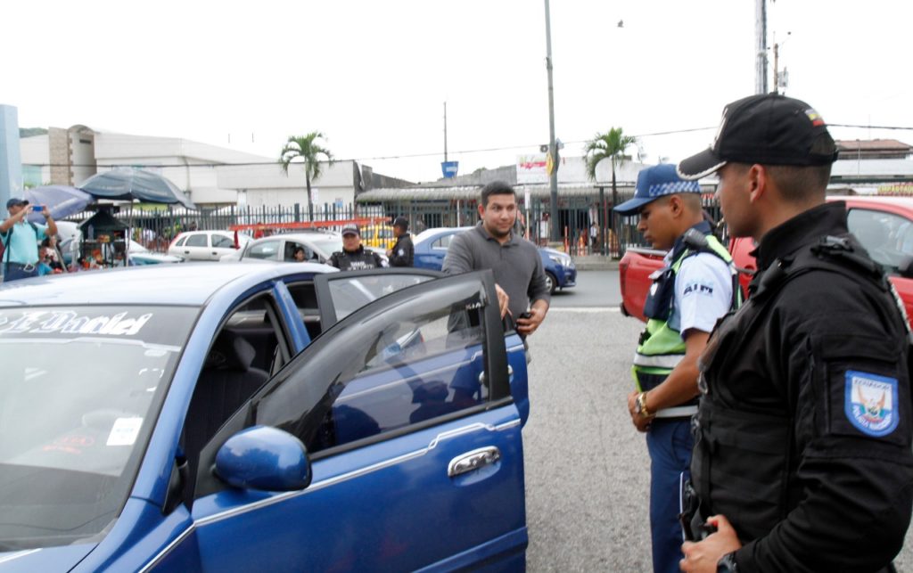 Emergencia en la Universidad de Guayaquil: 10 agentes controlan ingreso de autos