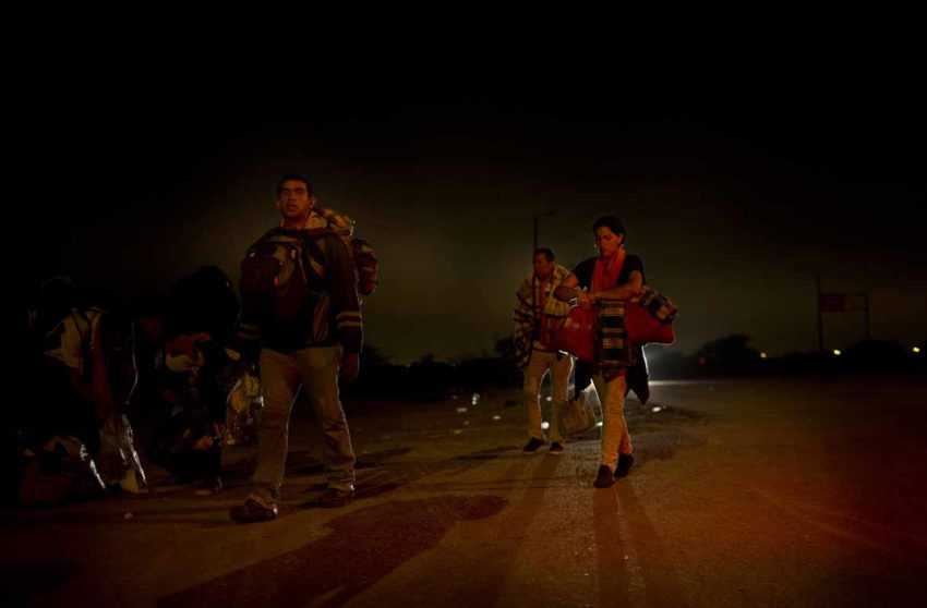 Migrantes venezolanos en caminata nocturna