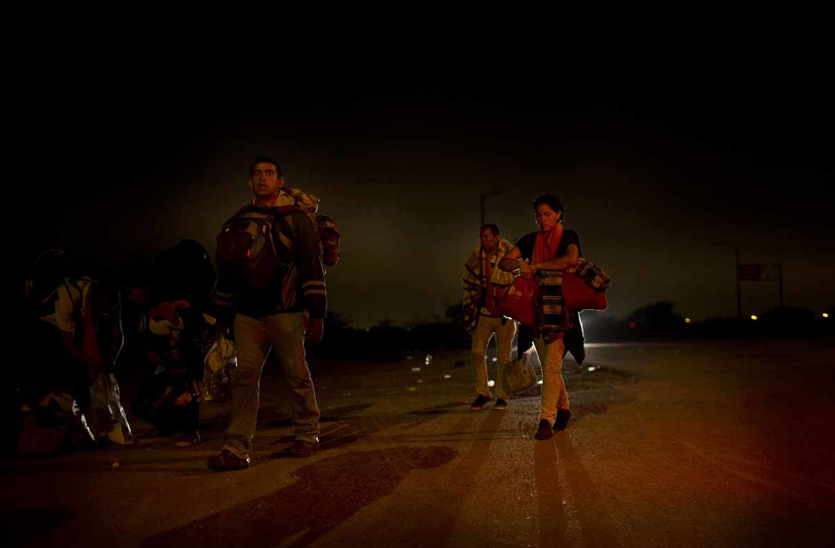 Migrantes venezolanos en caminata nocturna
