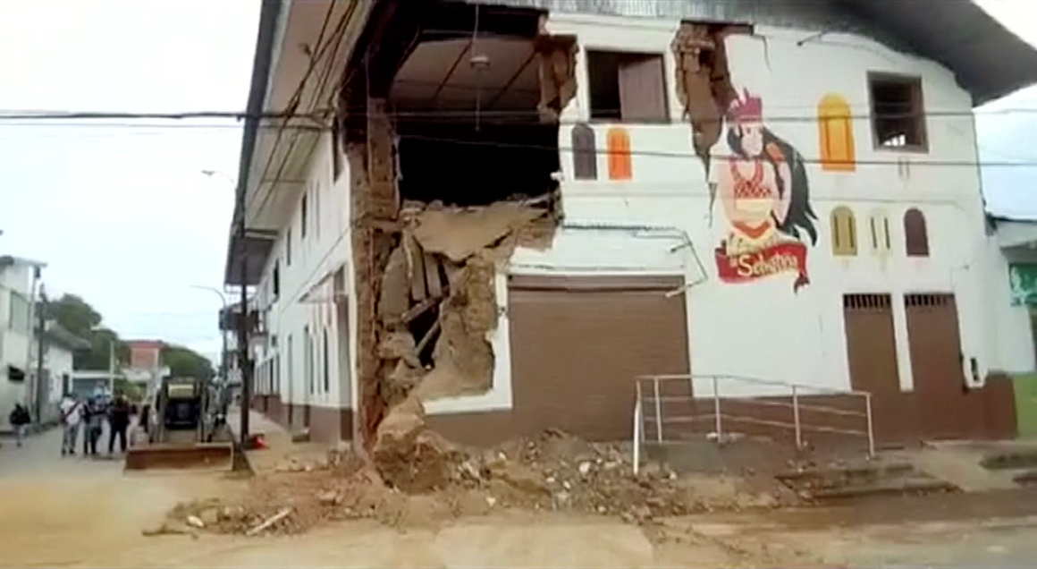 Imagen de un edificio en la población de Yurimaguas, afectado por el terremoto ocurrido la madrugada del domingo 26 de mayo.