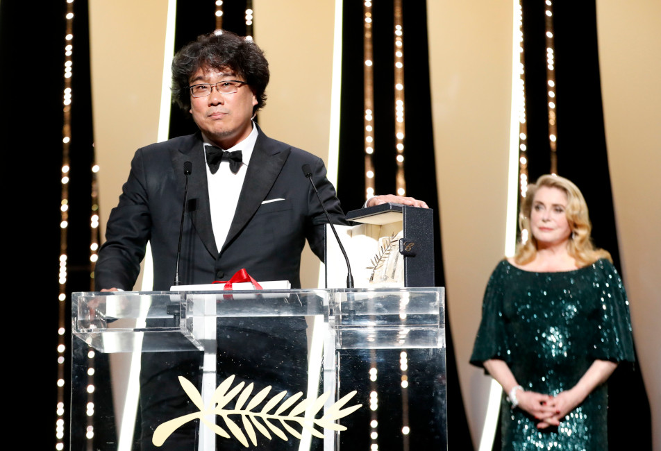 El director surcoreano Bong Joon-ho, ganó la Palma de Oro, el premio mayor en el Festival de Cine de Cannes.