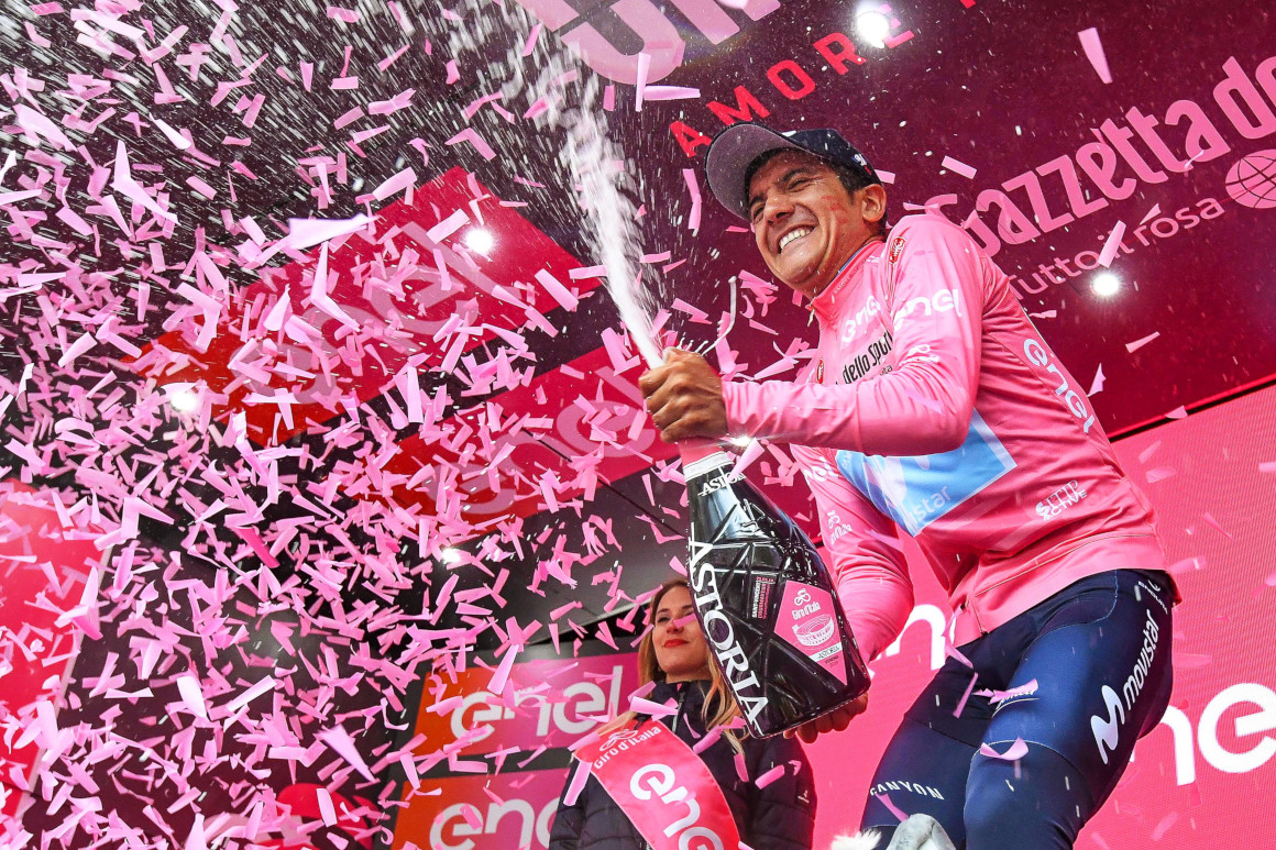 El ecuatoriano Richard Carapaz luce la camiseta rosada como líder del Giro de Italia