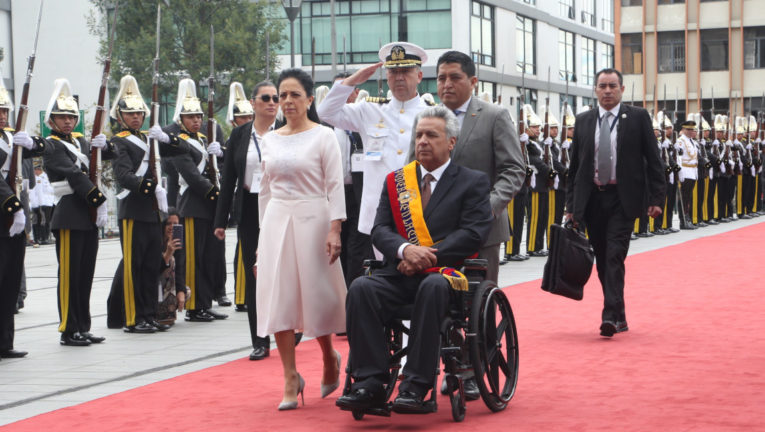El presidente Lenín Moreno y su esposa, Rocío González, a su llegada a la Asamblea Nacional el 24 de mayo de 2021.