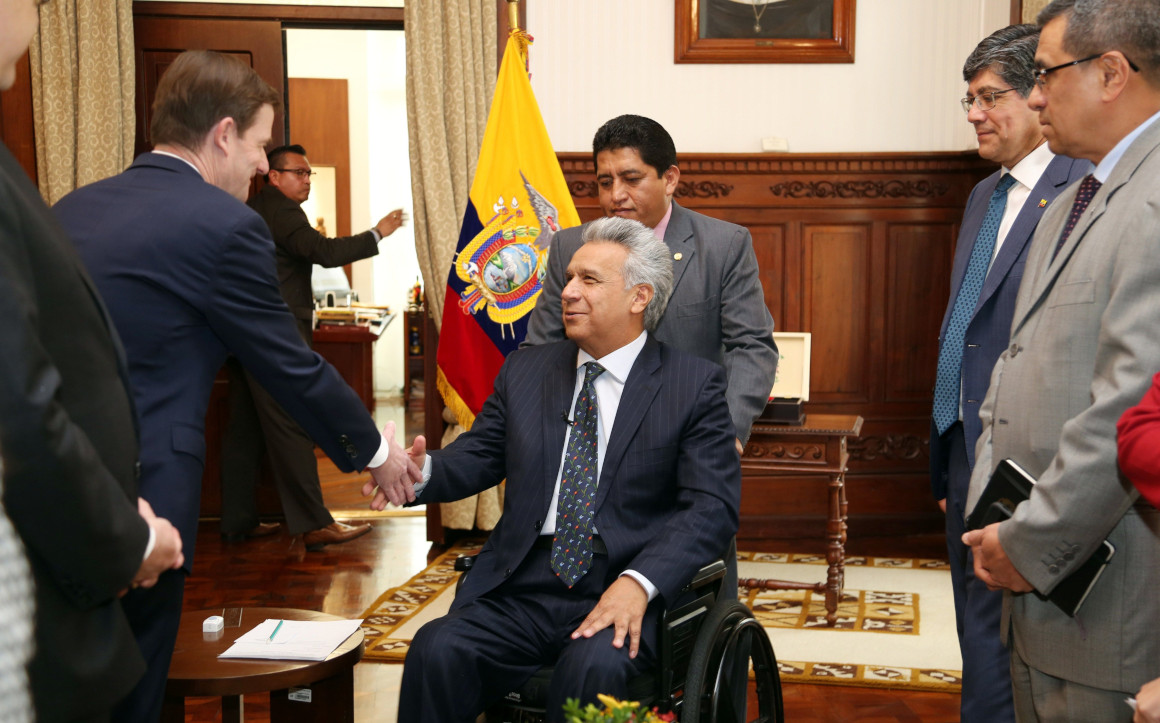 Lenín Moreno (c) saludando al subsecretario para Asuntos Políticos del Departamento de Estado de EE.UU. David Hale