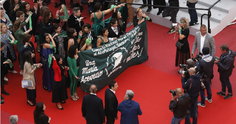 Protesta antes de la proyección del 'Que Sea Ley', durante la edición número 72 del Festival de Cannes.