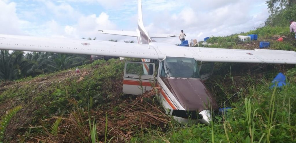Fuerzas Armadas halla avioneta accidentada en Esmeraldas con 240 paquetes de droga