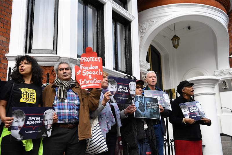 Caso Julian Assange: Suecia emite orden de detención y Ecuador investiga pertenencias del hacker