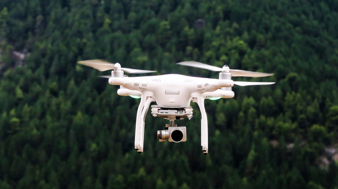 Dron con cámara en el aire