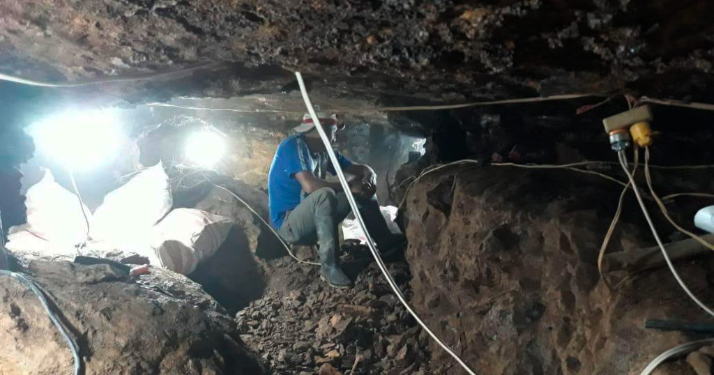Dos grupos armados se disputan mina de oro en Imbabura: unos 1.600 mineros ilegales huyen presas del terror