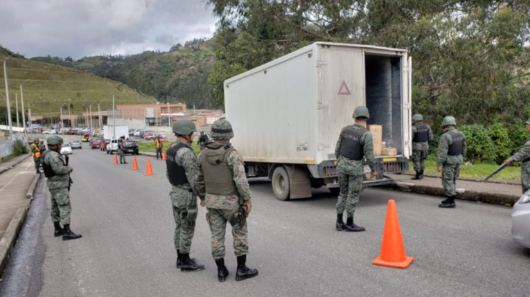 Militares cumplen un operativo de control en los exteriores del CRS de Turi, en Cuenca.