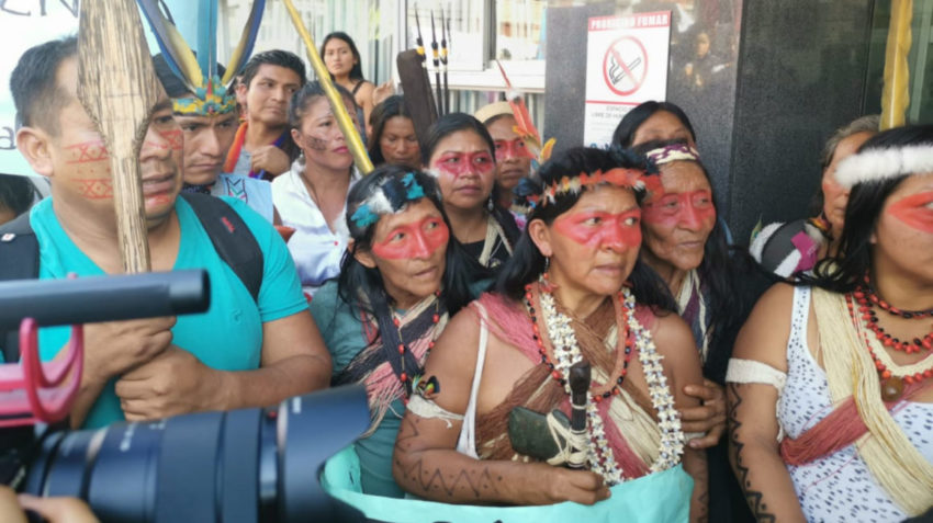 Miembros de la comunidad huaorani protagonizaron el jueves 16 de mayo de 2019 una protesta contra la explotación petrolera.