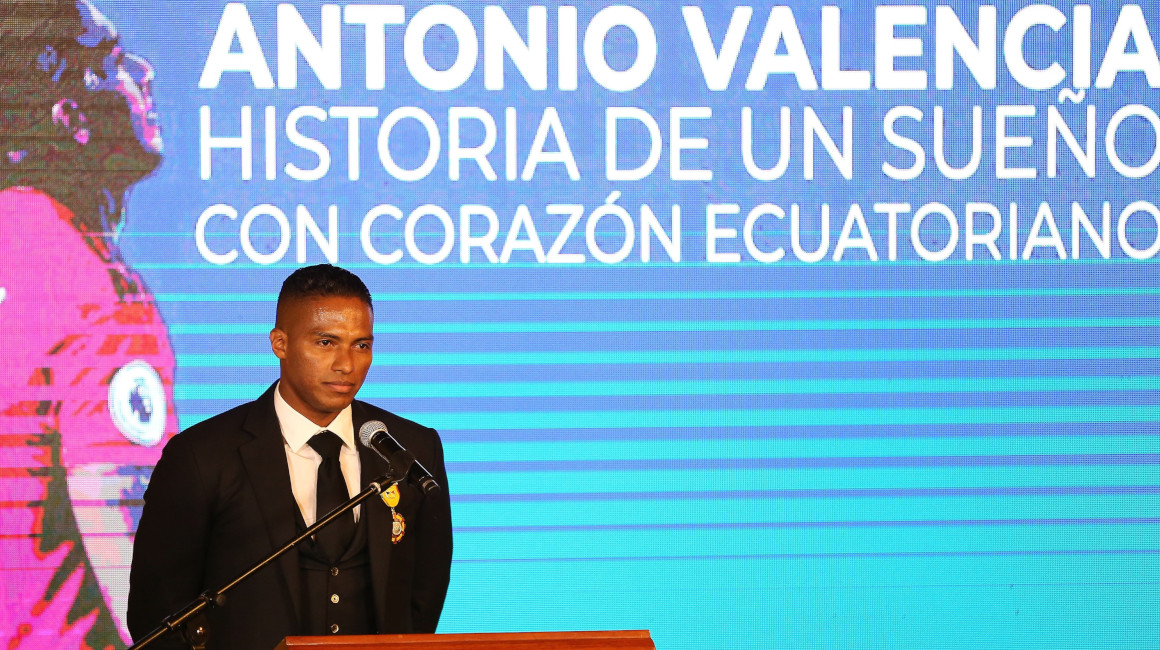 Condecoración al futbolista Luis Antonio Valencia