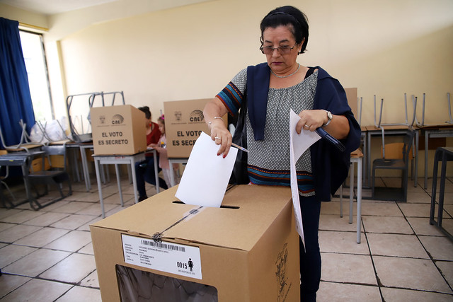 Una mujer deposita su voto durante las elecciones seccionales de 2019.
