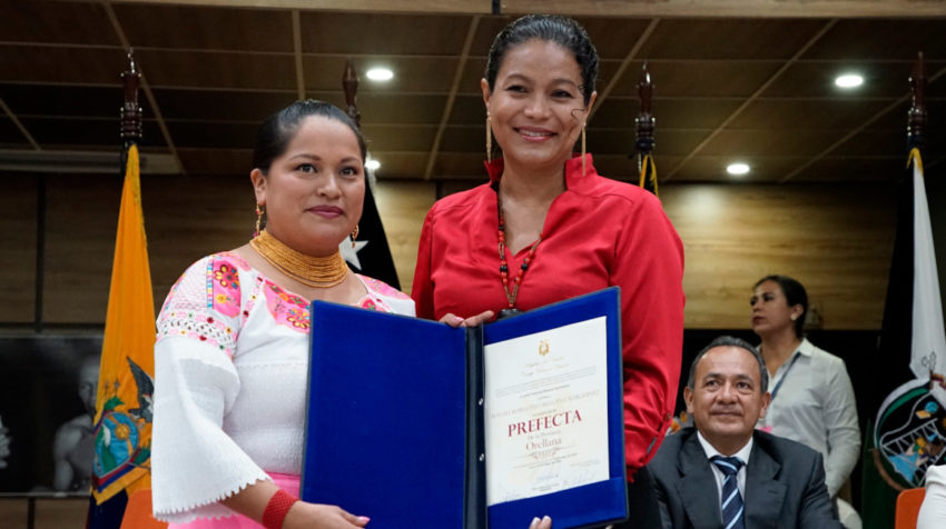 La prefecta electa de Orellana, Magali Orellana, en la recepción de sus credenciales, junto a la consejera Esthela Acero.