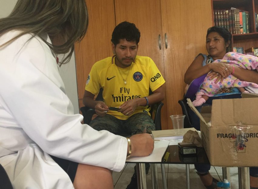 La doctora Julieta Sagñay, experta en adicciones, atiende a un paciente en rehabilitación en su consultorio.