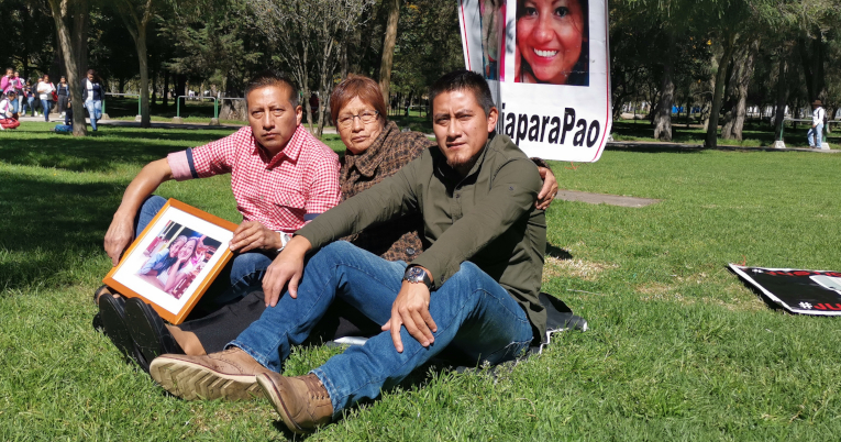 Juan Carlos (izquierda) y Francisco Moromenacho, junto a su madre, Susana Changoluisa.