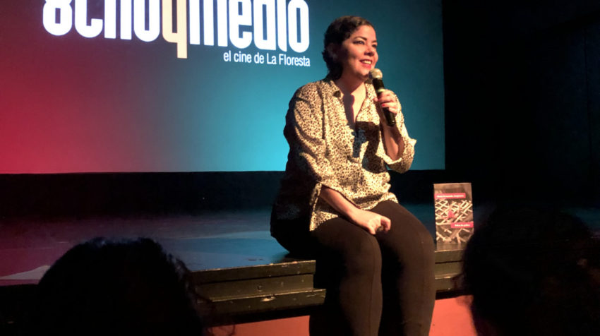 María Fernanda Ampuero en una charla en el cine Ochoymedio