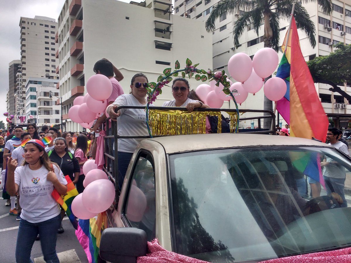 La activista Pamela Troya participó del desfile del Orgullo LGBTI en Guayaquil. 