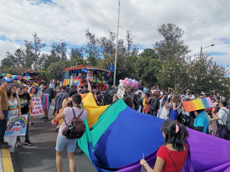 Colectivos GLBTI caminaron hasta el Parque La Carolina en Quito mostrando una inmensa bandera multicolor. 
