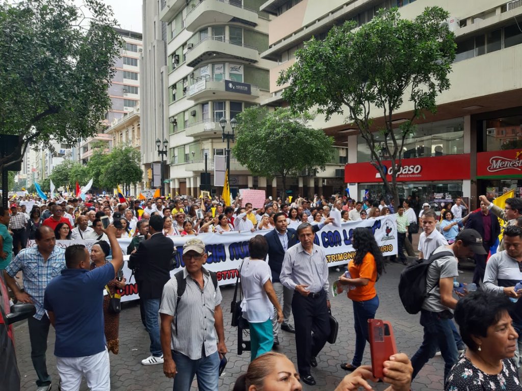 Manifestantes Pro Familia marcharon a lo largo de la Avenida 9 de Octubre en Guayaquil. 