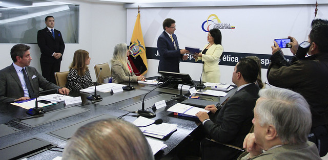 La presidenta del CJ, María del Carmen Maldonado, recibe la Metodología de Evaluación Integral a la Corte Nacional de Justicia.