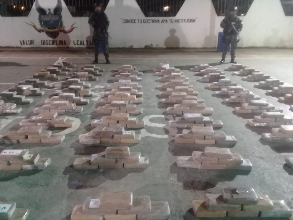 Policía incauta cientos de paquetes de cocaína en Atacames