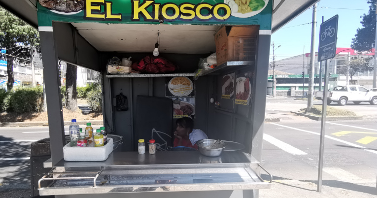 Luisa Gómez vende comida en un quiosco sobre la avenida 10 de Agosto