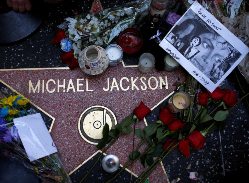 Imagen de archivo de flores colocadas junto a la estrella de Michael Jackson en el Paseo de la Fama de Hollywood, en jujlio de 2009.
