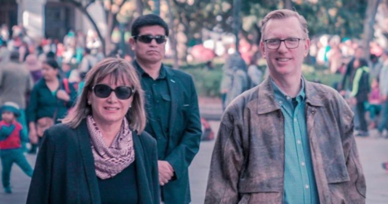 El embajador de Estados Unidos,  Mike Fitzpatrick, camina por la Plaza de la Independencia con su esposa Silvana Valdivieso