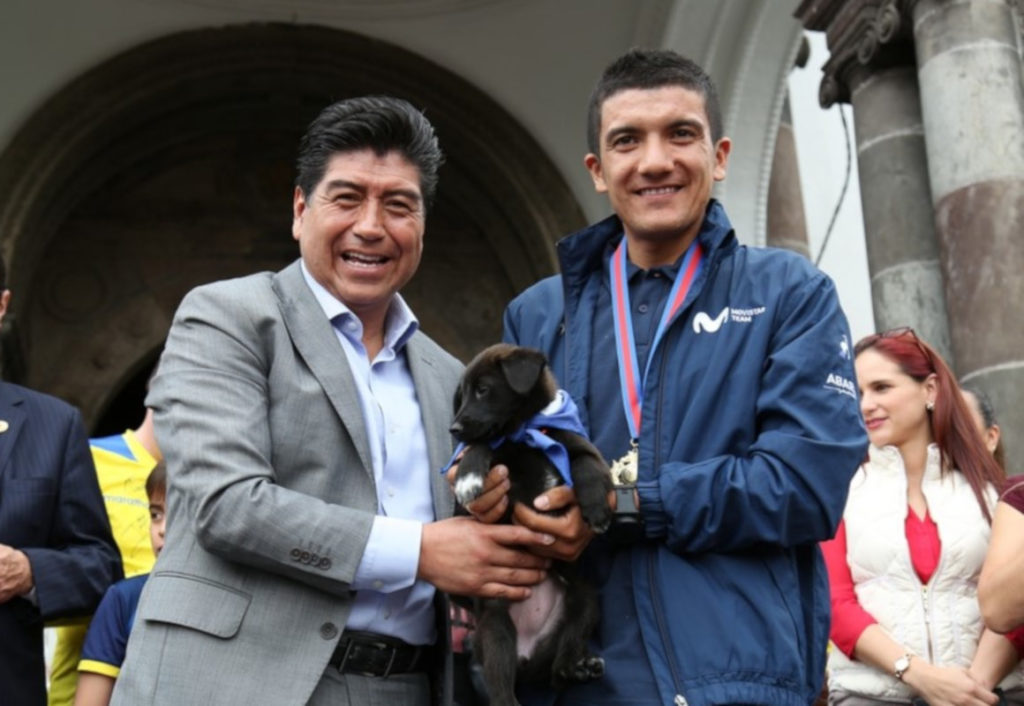 Lo bueno, lo malo y lo populista de la estrategia de regalar perros adoptada por el Alcalde de Quito