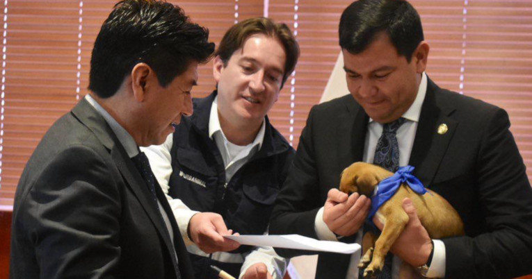 Jorge Yunda, alcalde de Quito, entrega una mascota al presidente de la Asamblea, Litardo García.