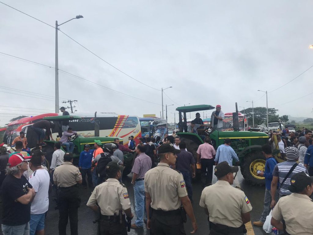 Agricultores bloquearon tres vías en Guayas