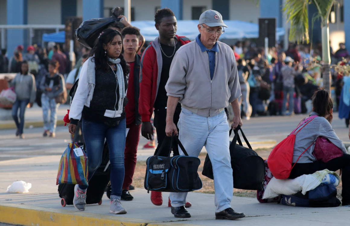 Un grupo de ciudadanos venezolanos camina en el Centro Fronterizo Binacional de Tumbes, en espera para cruzar a Perú.