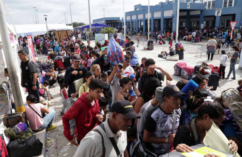 Venezolanos hicieron largas filas este viernes 14 de mayo de 2019 en el Centro Binacional de Atención Fronteriza ubicado entre Huaquillas (Ecuador) en Tumbes (Perú).